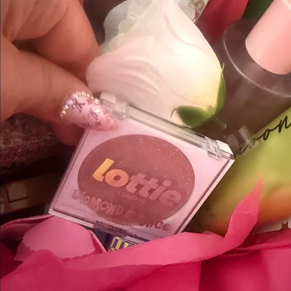 Makeup Gift Set with Pink and White Accents. Over 200$ in ultra products